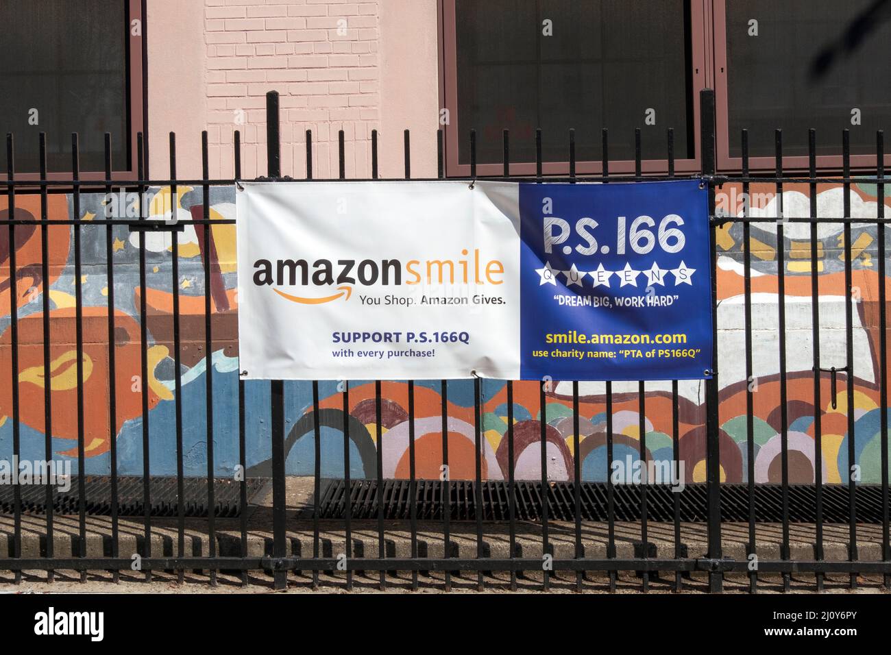 Un cartel fuera de P.S. 166 que muestra que participan en el proyecto Amazon Smile donde Amazon dona .05% de algunas compras a organizaciones benéficas calificadas. Foto de stock