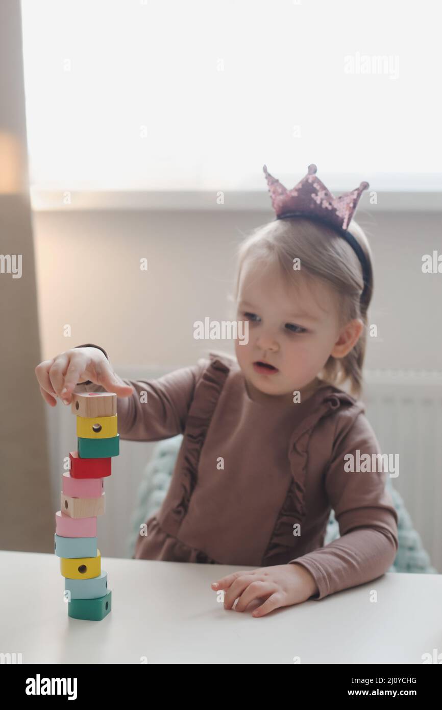 Concentrando La Niña (3-4 Años) Jugando Con Bloques De Juguete En Casa.  Fotos, retratos, imágenes y fotografía de archivo libres de derecho. Image  7058827