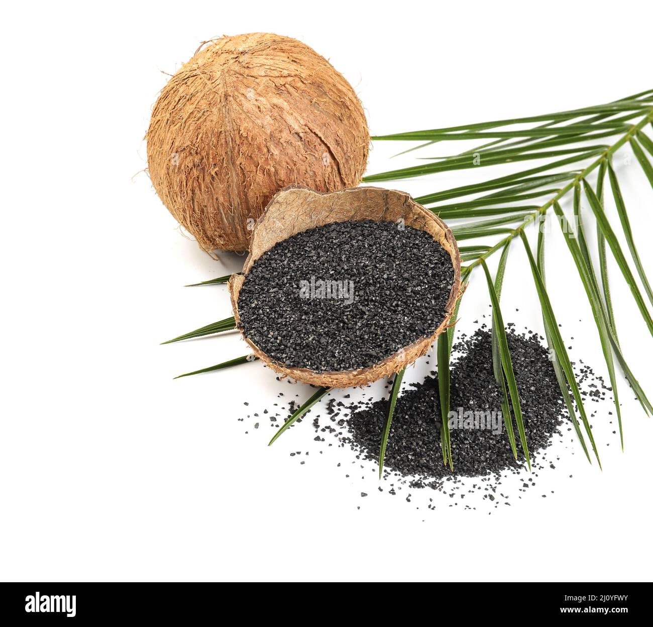 Cáscara de coco con carbón activado sobre fondo blanco Fotografía de stock  - Alamy