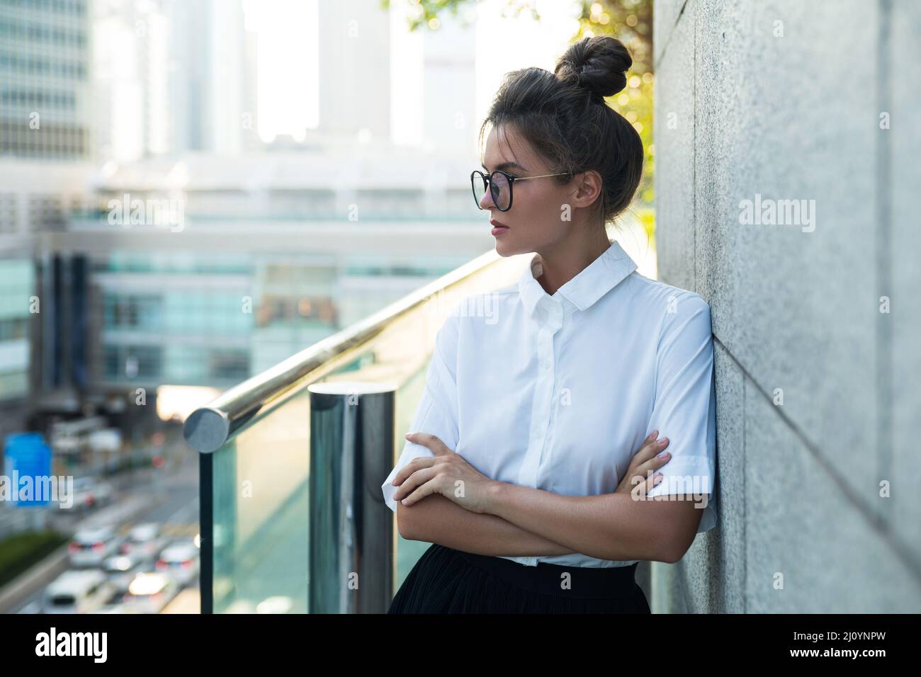 Mujer con ropa informal elegante en la ciudad moderna Fotograf a