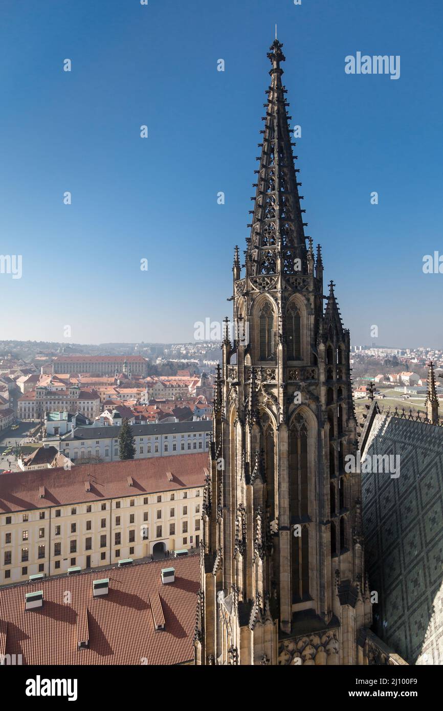Aguja de la catedral de San Vito en Praga Foto de stock