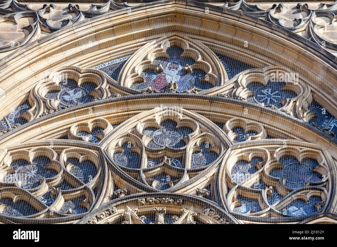 Ventana gótica de la catedral de San Vito en Praga Foto de stock
