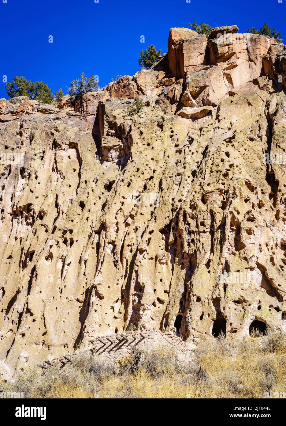 Una vista del acantilado principal del Monumento Nacional Bandelier mostrando las viviendas cueva Foto de stock