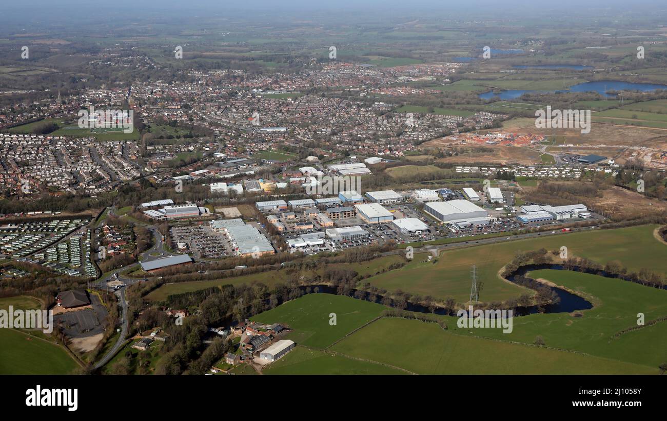 Vista aérea desde el sur de St James Retail Park, Knaresborough con el centro de la ciudad en el campo, North Yorkshire Foto de stock