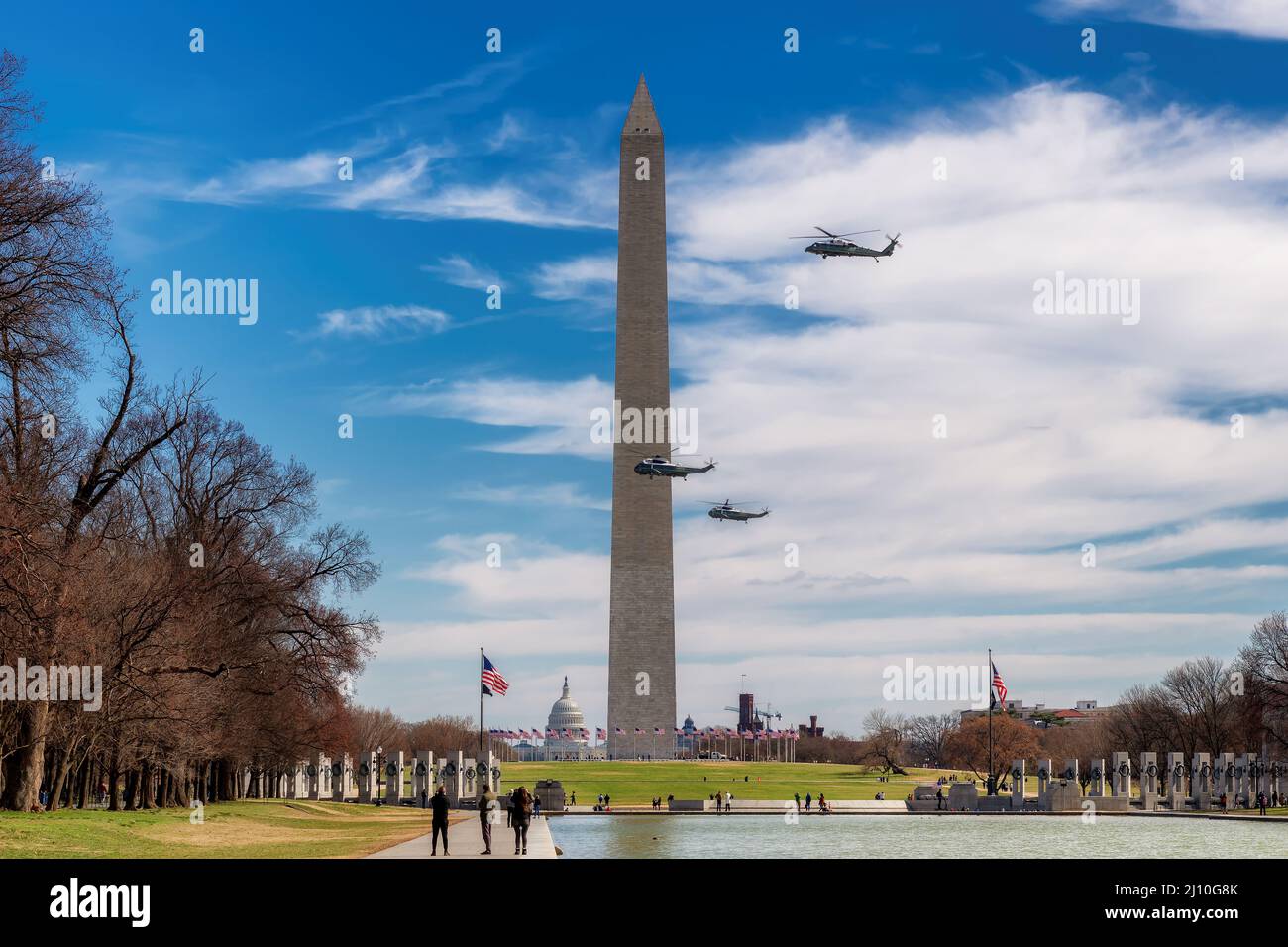 Helicópteros en vuelo en el Monumento a Washington con el Presidente de Estados Unidos, Washington, DC, EE.UU Foto de stock