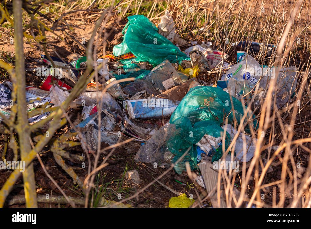 Eliminación ilegal de basura en el borde del campo en Alemania Foto de stock
