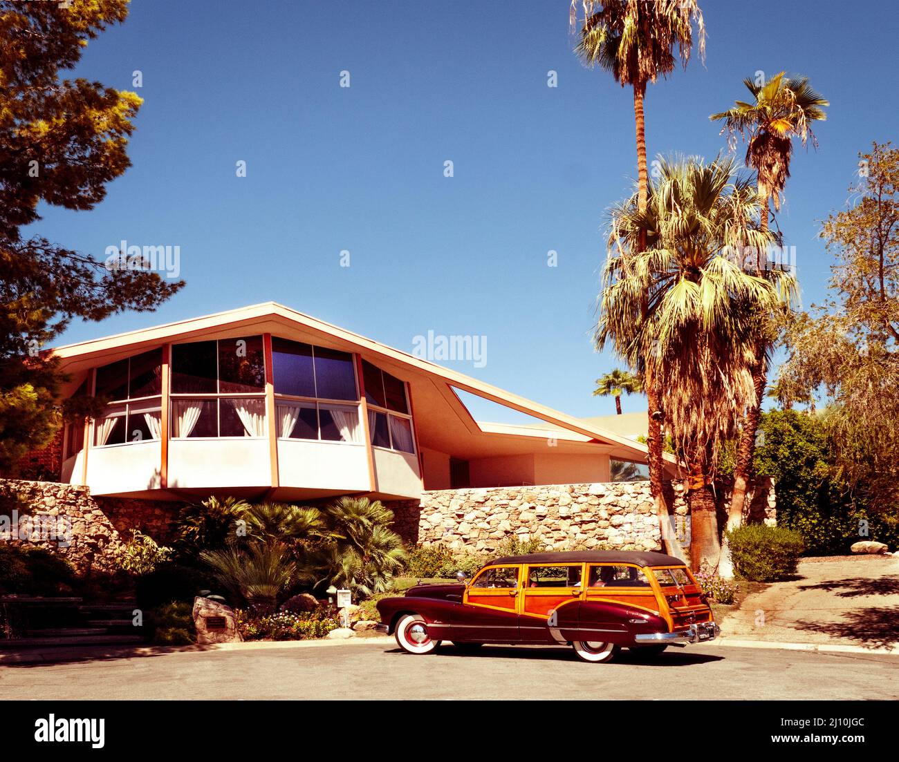 1947 Buick Super Woody vagón aparcado fuera de la casa donde Elvis Presley y Priscilla pasaron su luna de miel 1967 en Palm Springs USA Foto de stock
