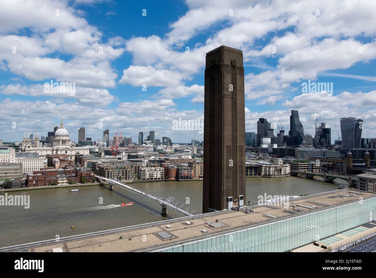 Blick vom Erweiterungsbau der Tate Modern auf den alten Kraftwerksturm und die Ciudad Foto de stock