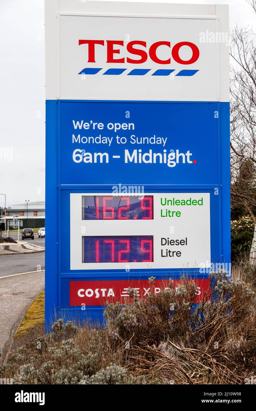 Señal de la gasolinera Tesco, Irvine, North Ayrshire, Escocia, Reino Unido Foto de stock