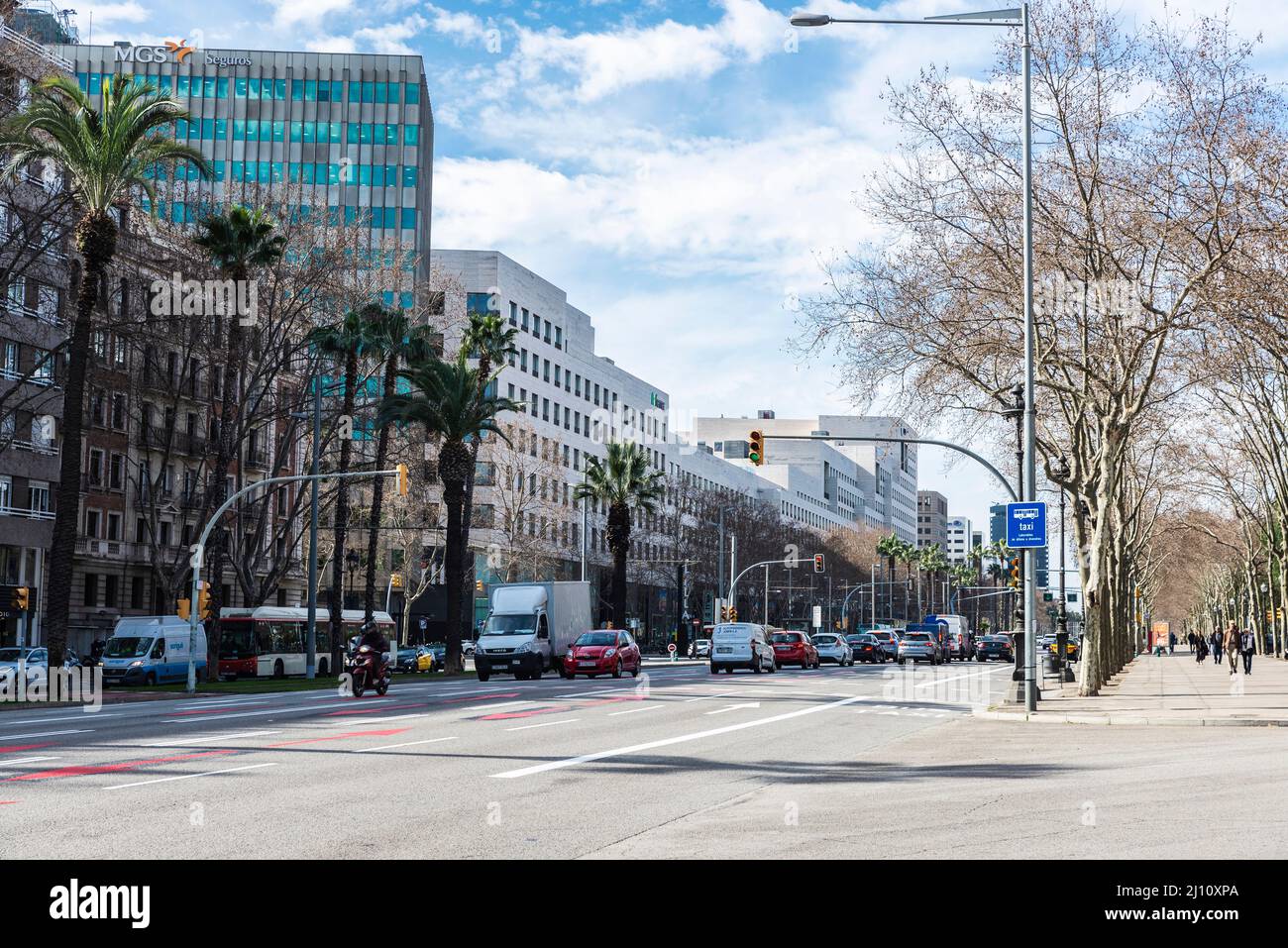 Barcelona, España - 24 de febrero de 2022: Tráfico y personas en la Avenida Diagonal de Barcelona, Cataluña, España Foto de stock