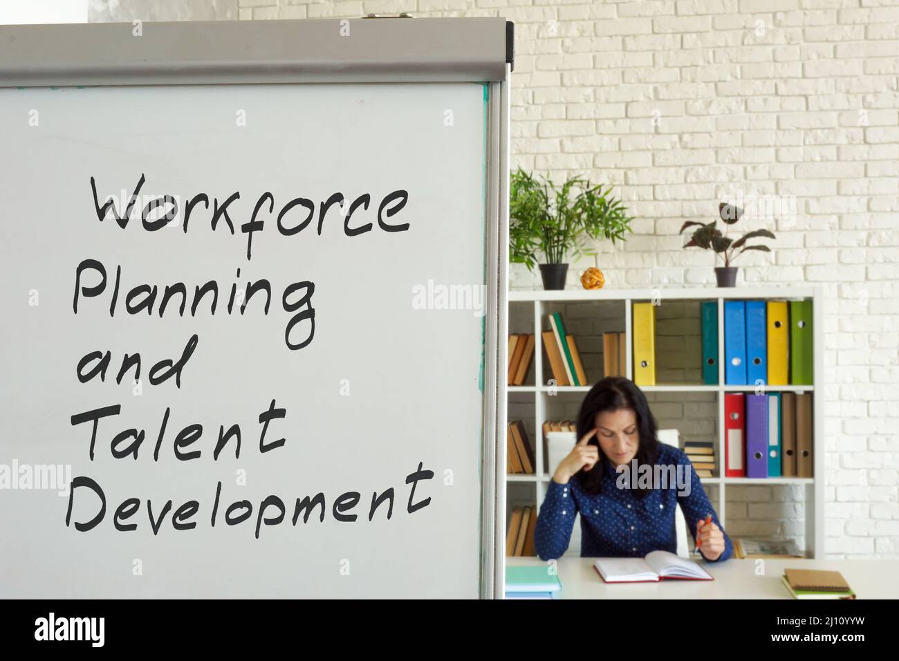 Planificación de la fuerza de trabajo y desarrollo del talento escritos en la pizarra. Foto de stock