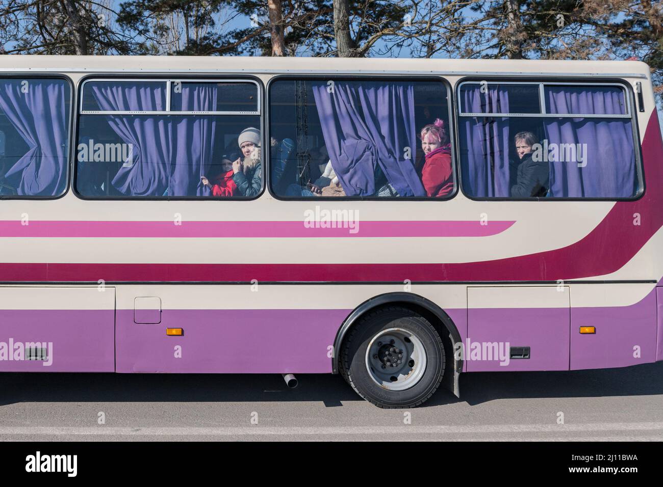 Un autobús lleno de familias cruza la frontera desde Ucrania para entrar en  Rumania La gente que busca refugio en Europa Central sigue llegando a  Rumania todos los días. En el Siret,