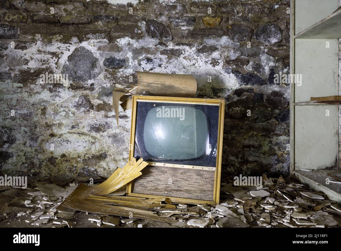Una televisión retro en el sótano de un edificio abandonado. Foto de stock