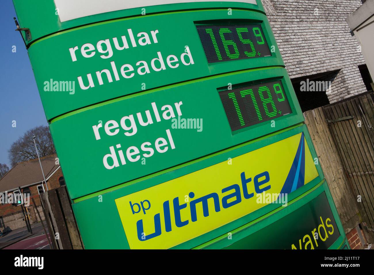 Precios de gasolina en un garaje BP en Brighton Foto de stock