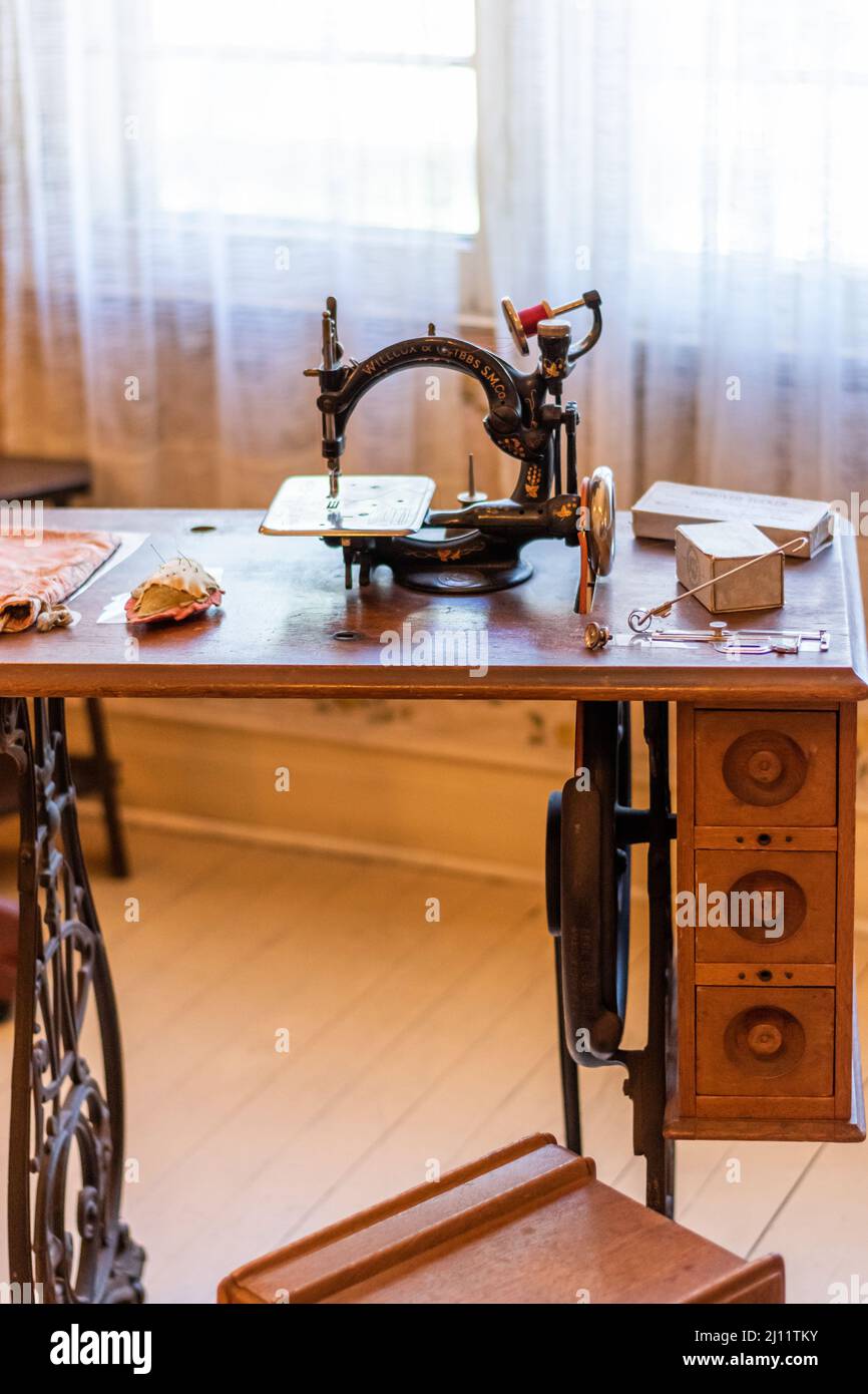 ➡️ Mesa de Madera para Máquina de coser ⬅️ - Grupo El Morrito  Lubricentro, Restaurante La Colina, Carpintería El Morrito