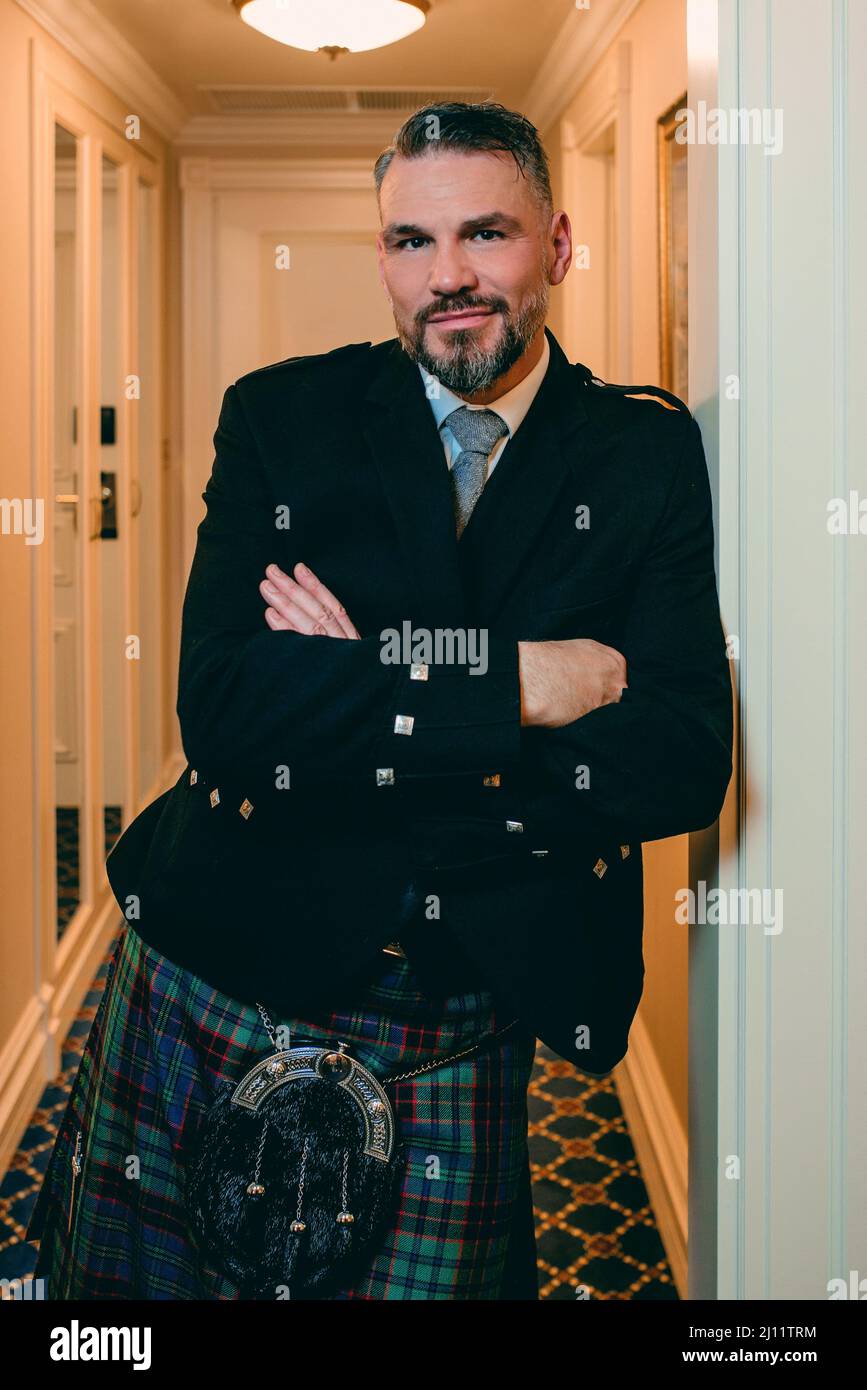 Hombre en falda escocesa fotografías e imágenes de alta resolución - Alamy