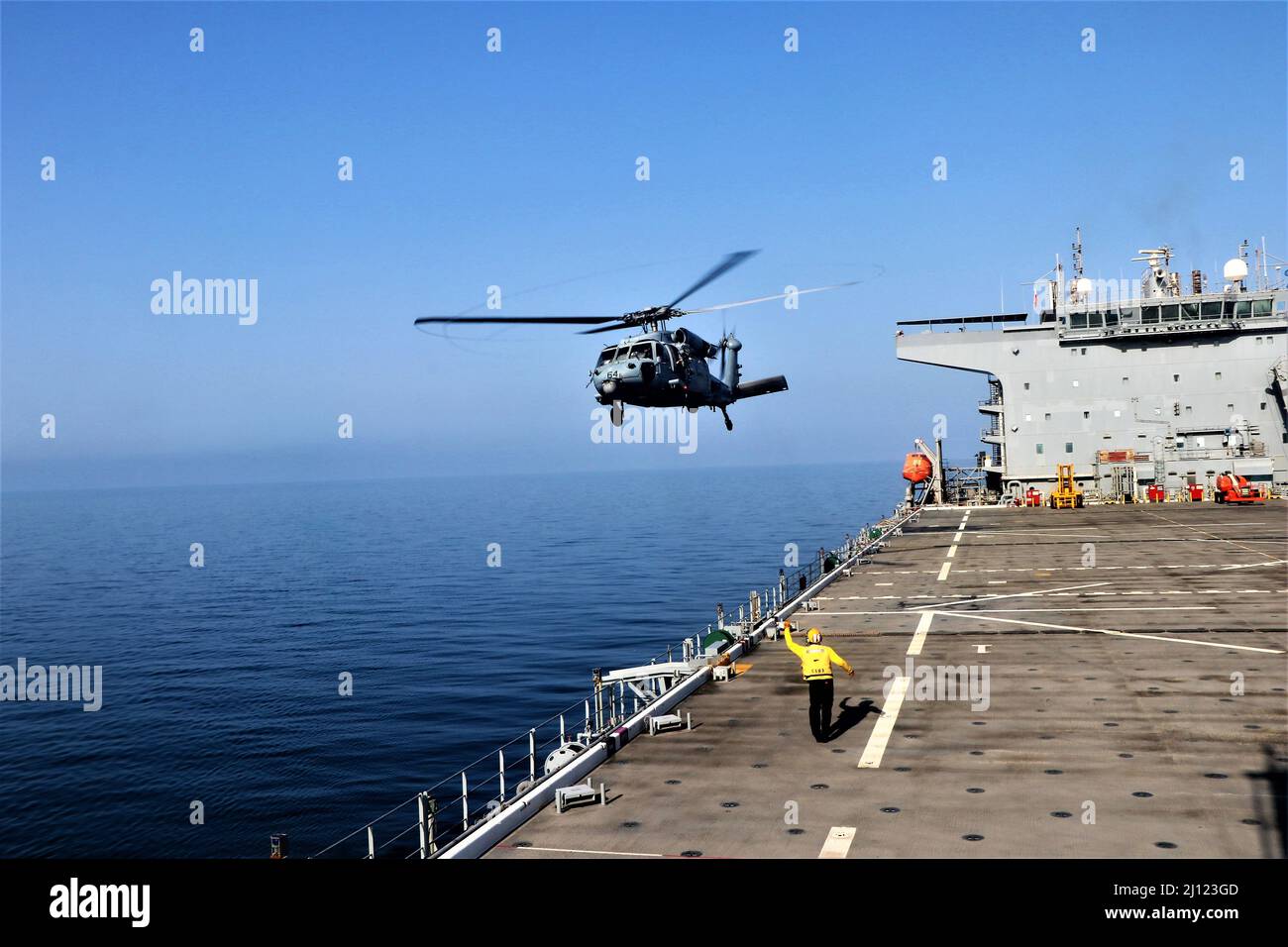 220310-N-QW438-3802 GOLFO ARÁBIGO (10 de marzo de 2022) - Un helicóptero MH-60s Seahawk conectado al Escuadrón de Combate de Mar en Helicóptero 26 aterriza en la cubierta de vuelo de la Base de Mar Expedicionaria USS Lewis B. Puller (ESB 3) mientras opera en el Golfo Arábigo, marzo de 10. USS Lewis B. Puller (ESB 3) se despliega en el área de operaciones de la Flota de los Estados Unidos 5th en apoyo de operaciones navales para asegurar la estabilidad y seguridad marítima en la Región Central, conectando el Mediterráneo y el Pacífico a través del Océano Índico Occidental y tres puntos de estrangulación estratégicos. (EE.UU Foto de la Marina por el Jefe Especialista en Logística Candi Horne) Foto de stock