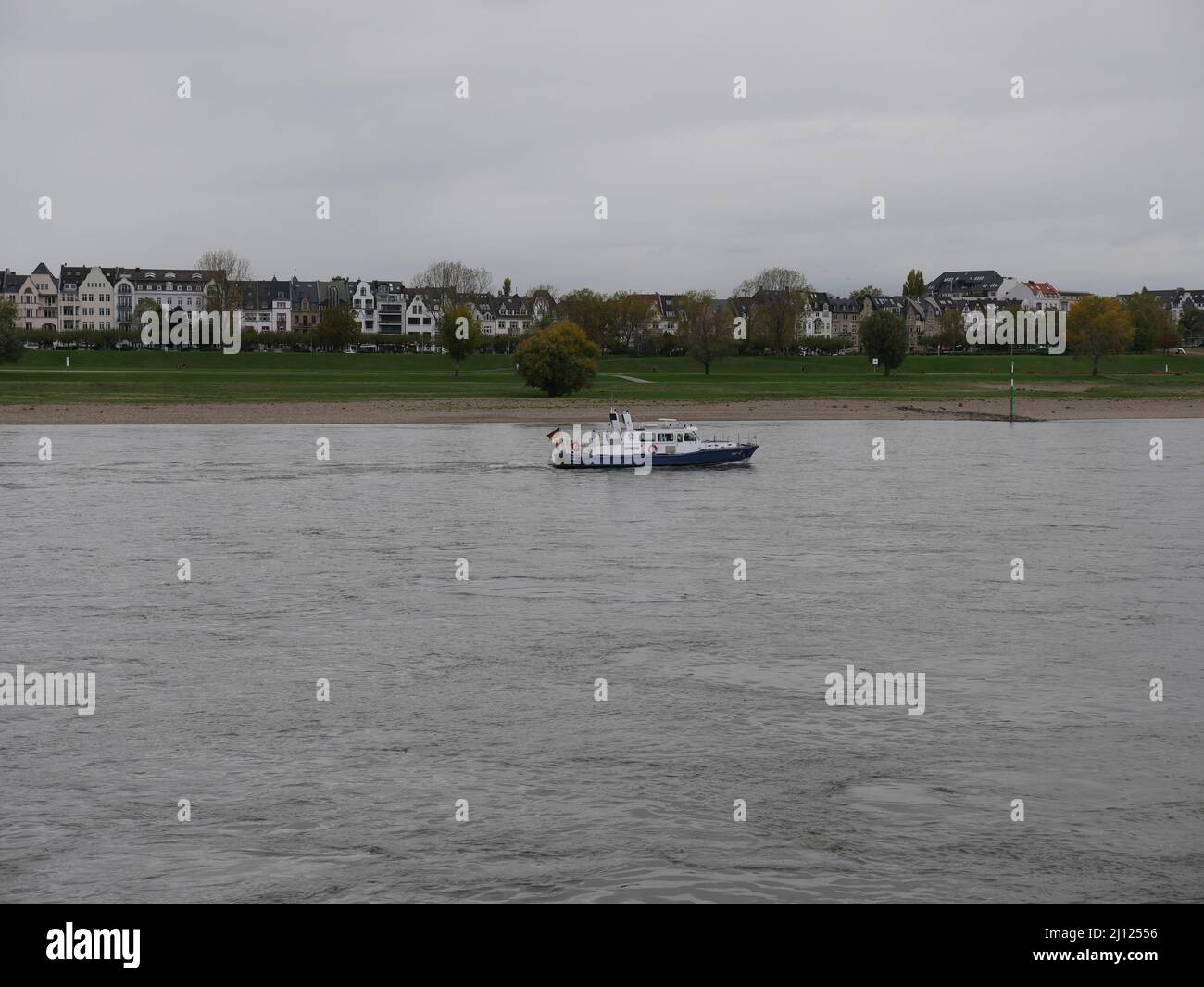 Düsseldorf, Alemania 11,3.2019, 3,57 pm Vista de las orillas del Rin en el distrito de Oberkassel. En medio del río un barco de policía Foto de stock