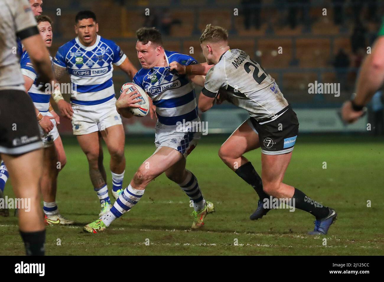 Halifax, Reino Unido. 21st Mar, 2022. Ed Barber de Halifax es abordado por un defensor de Leigh durante el partido del Campeonato Betfred entre Halifax Panthers y Leigh Centurians en el Estadio de Shay, Halifax, Reino Unido, el 21 de marzo de 2022. Foto de Simon Hall. Sólo para uso editorial, se requiere licencia para uso comercial. No se puede utilizar en apuestas, juegos o publicaciones de un solo club/liga/jugador. Crédito: UK Sports Pics Ltd/Alamy Live News Foto de stock