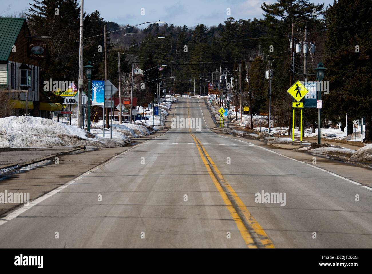 Una autopista vacía - Ruta 30 en el centro de Speculator, NY EE.UU. En las Montañas Adirondack sin personas ni tráfico Foto de stock