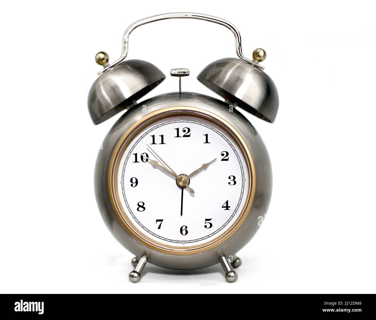 Despertador metálico con doble campana sobre fondo blanco Fotografía de  stock - Alamy
