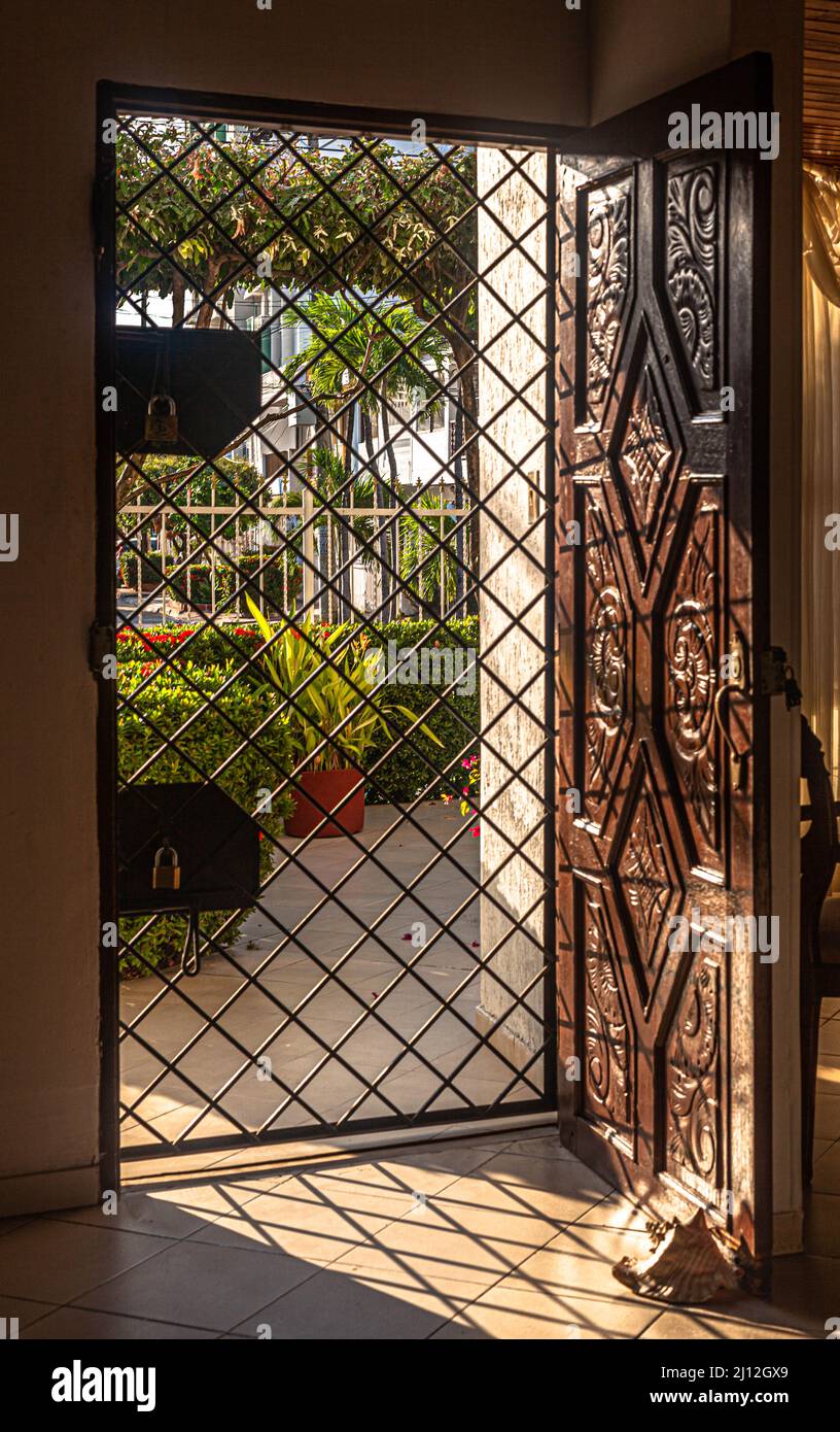 Una puerta con pantalla de seguridad que cubre una exterior, Cartagena de Indias, Colombia. Foto de stock
