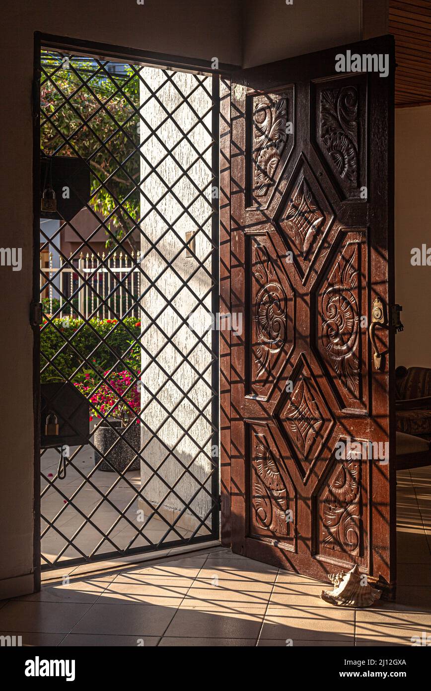 Una puerta con pantalla de seguridad que cubre una exterior, Cartagena de Indias, Colombia. Foto de stock