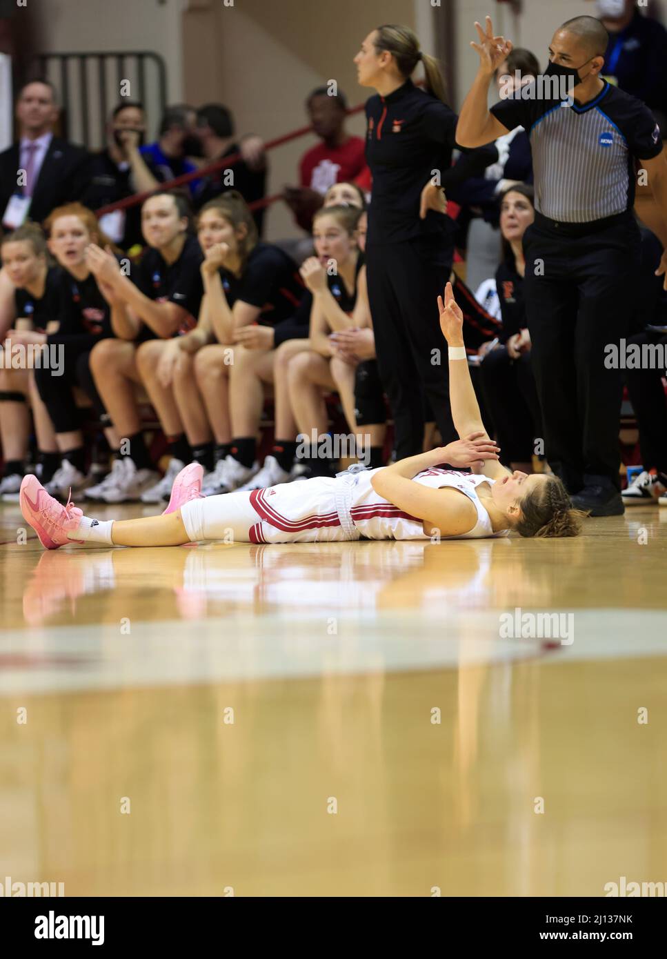 Bloomington, Estados Unidos. 21st Mar, 2022. El guardia de Indiana Hoosiers Ali Patberg (14) reacciona después de anotar un tres-puntero contra Princeton durante la ronda 2 del Campeonato Femenino de Baloncesto División 1 de la NCAA 2022 en el Salón de la Asamblea Simon Skjodt en Bloomington. Indiana venció a Princeton 56-55. Crédito: SOPA Images Limited/Alamy Live News Foto de stock