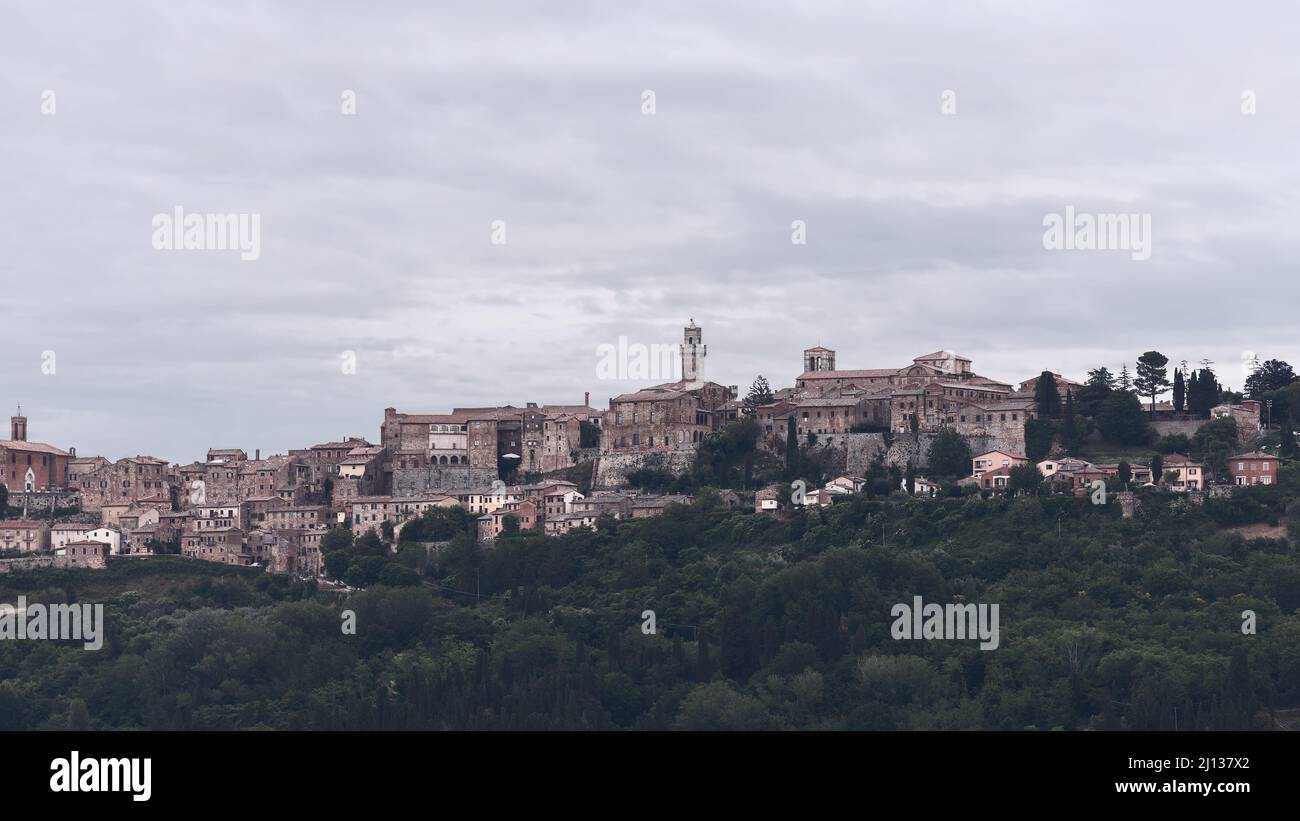 Vista panorámica al lado oeste de la histórica ciudad de Montepulciano en la colina, Siena, Italia Foto de stock