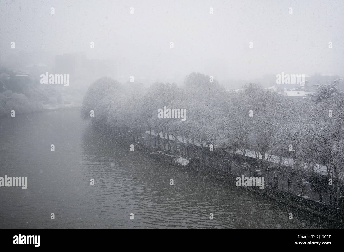 Kura río cubierto de nieve en Tbilisi Foto de stock