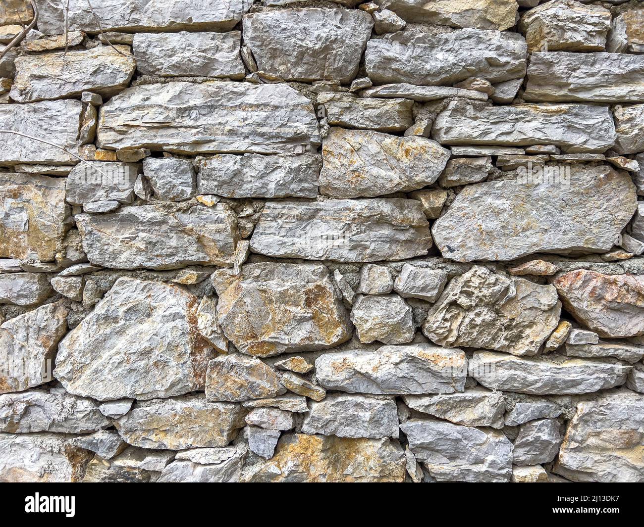 Textura de la pared de piedra. Parte de un antiguo fondo rocoso hecho a  mano con espacio de copia. Paredes hechas de ladrillos naturales.  Fotografías de alta calidad. Decoración del hogar y