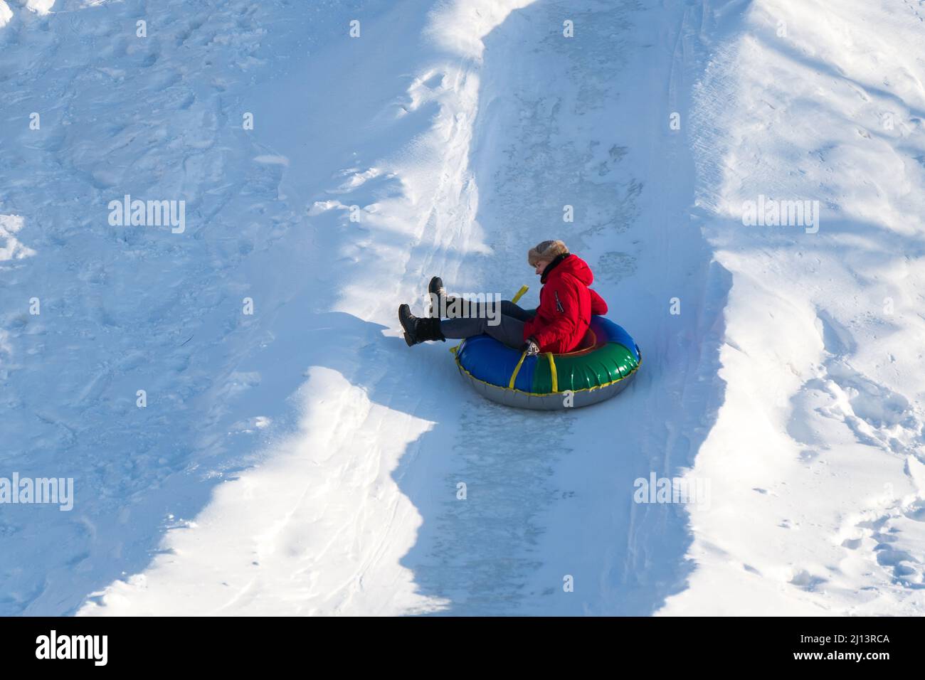 Niña montando en tubo de nieve, durante el descenso en flotadores en el  parque de invierno. Temporada de invierno, enfoque selectivo Fotografía de  stock - Alamy
