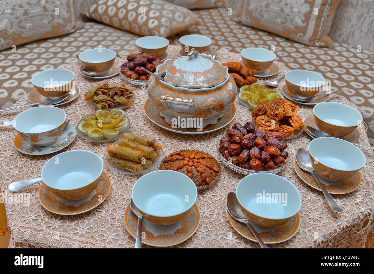 Tradicional comida casera Ramadán. Sopa de harira, dátiles, higos, dulces árabes, cerveza, Nueces, almendras, comida musulmana. Halal Foto de stock