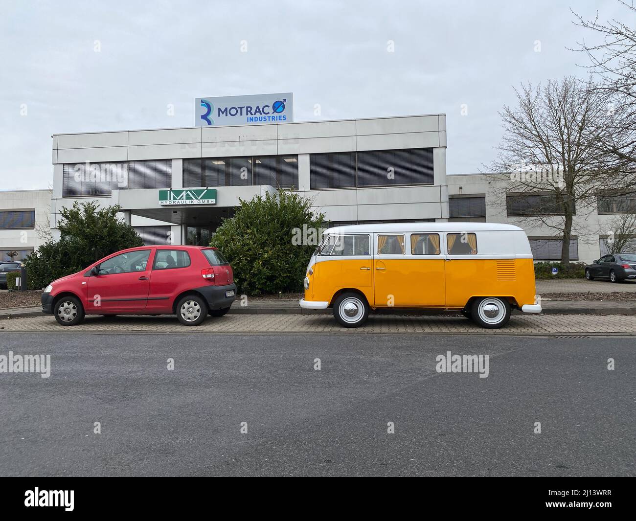 Kleinstwagen VW Fox und Transporter VW Bus T1 von 1965 Foto de stock