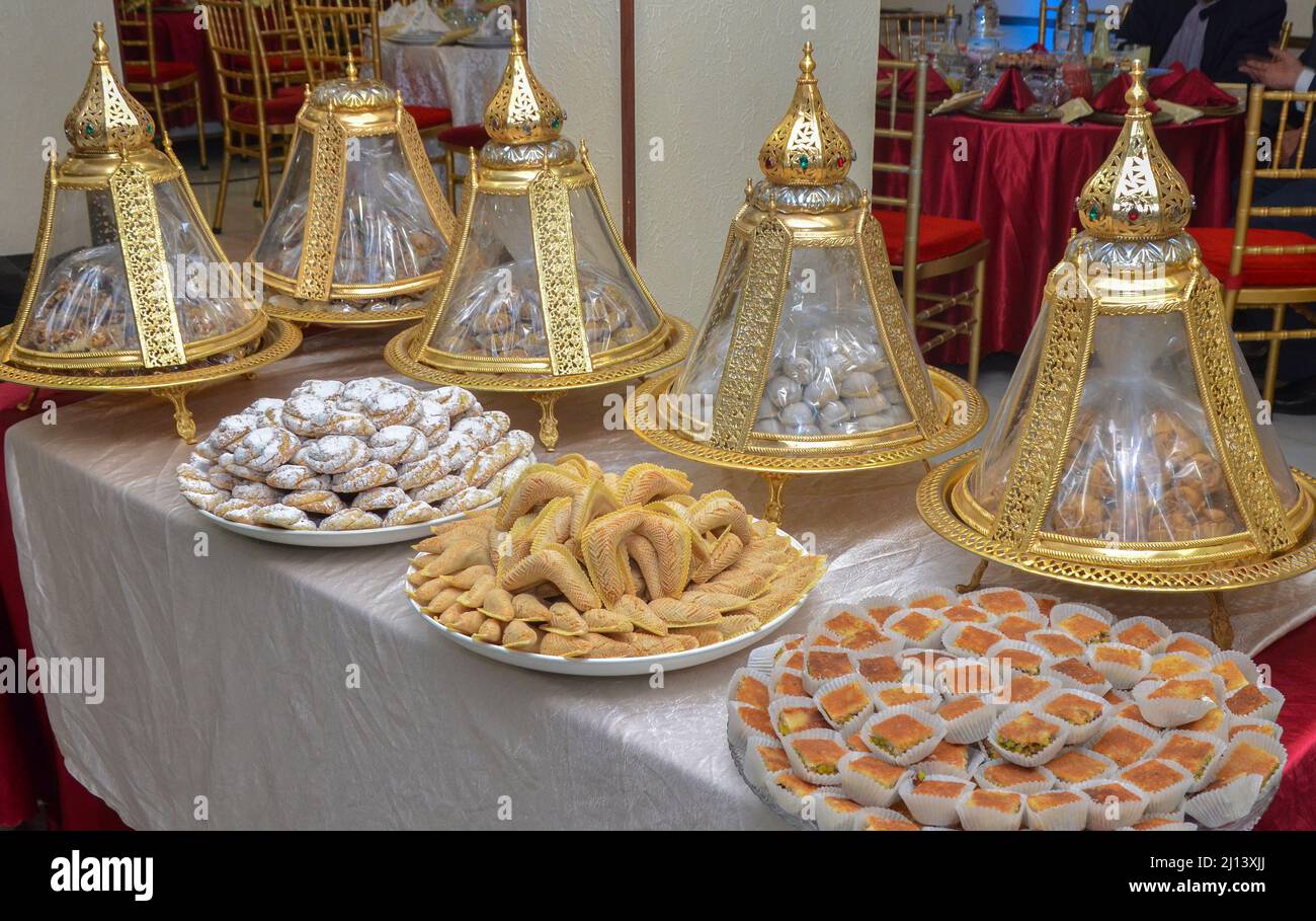 Variedad de dulces marroquíes tradicionales. Vacaciones. Eventos Foto de stock