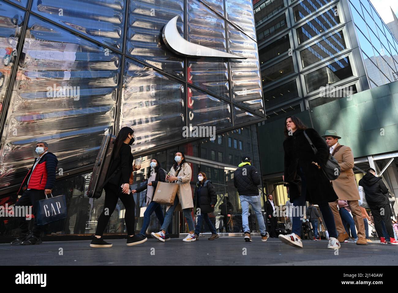 gastos generales digerir rechazo La gente pasa por Nike Store en Fifth Avenue en Midtown Manhattan en Nueva  York Fotografía de stock - Alamy