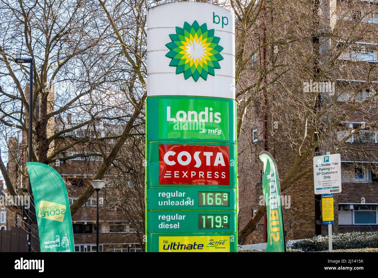 Señal que muestra los precios del combustible fuera de una gasolinera BP en el norte de Londres, Reino Unido, ya que los precios alcanzan niveles récord en marzo de 2022 Foto de stock