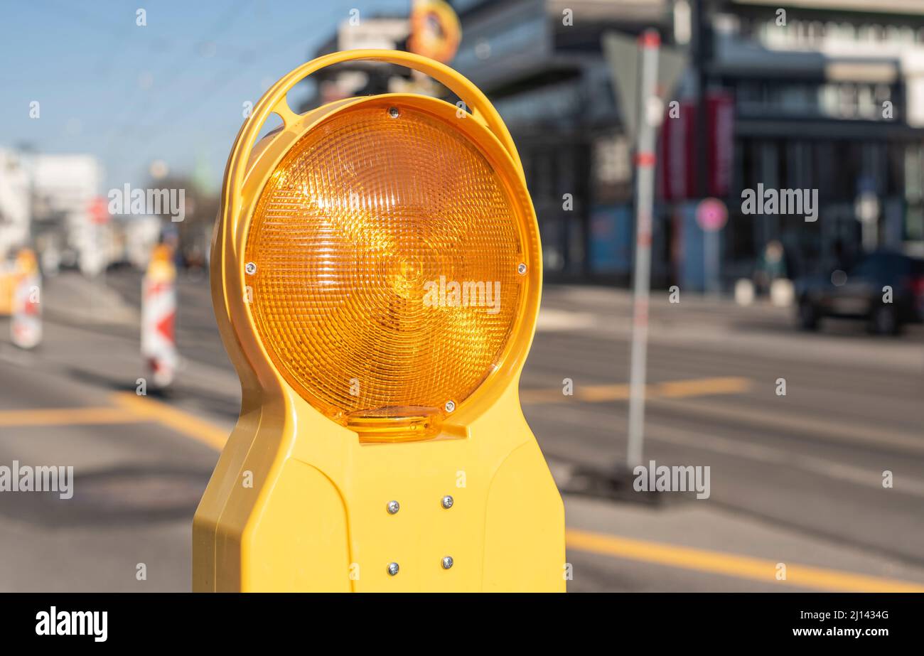 una lámpara de plástico ámbar que refleja la luz del sol en un lugar de construcción de carreteras Foto de stock