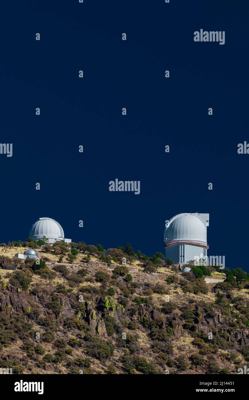 El Observatorio McDonald se prepara para ver el cielo nocturno en formato retrato Foto de stock