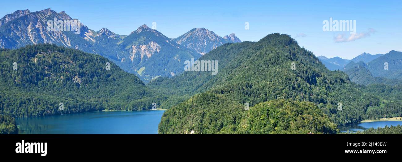 Panorama del lago Alpsee y las montañas de Baviera, Alemania Foto de stock