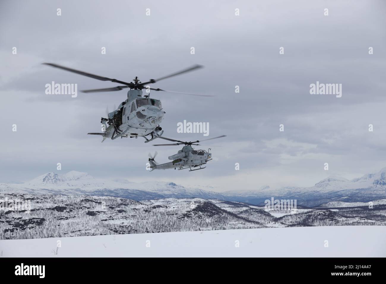 Setermoen, Noruega. 17 de marzo de 2022. Real Fuerza Aérea Noruega Col. Eirik Stueland aterriza un helicóptero de ataque Venom UH-1Y asignado al Escuadrón 269 del Helicóptero Marine Light Attack, durante el Ejercicio Cold Response 22, 17 de marzo de 2022 en Setermoen, Noruega. El ejercicio bienal de preparación y defensa nacional de Noruega se considera un contrapeso a la agresión rusa en la región. Crédito: SGT. Jonathon Wiederhold/EE.UU Marine Corps/Alamy Live News Foto de stock