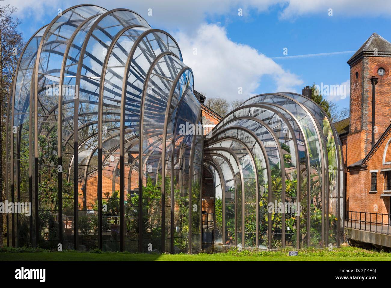 Casas de vidrio en Bombay Sapphire Gin Distillery en Laverstoke Mill, Laverstoke, Hampshire, Reino Unido, en marzo Foto de stock