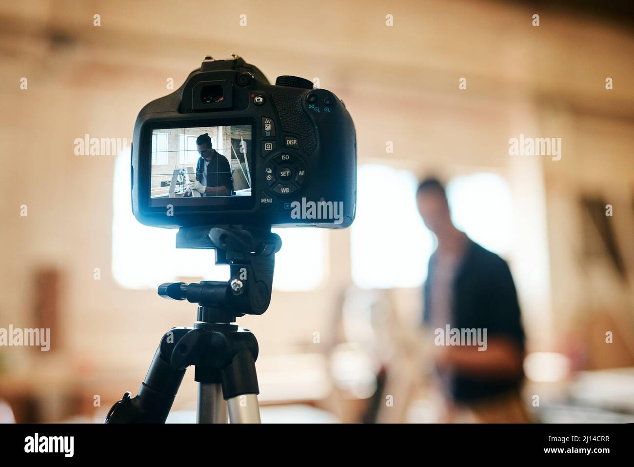 Equipo de cámara para grabar vídeo y grabación de sonido sobre un trípode  fijo Fotografía de stock - Alamy