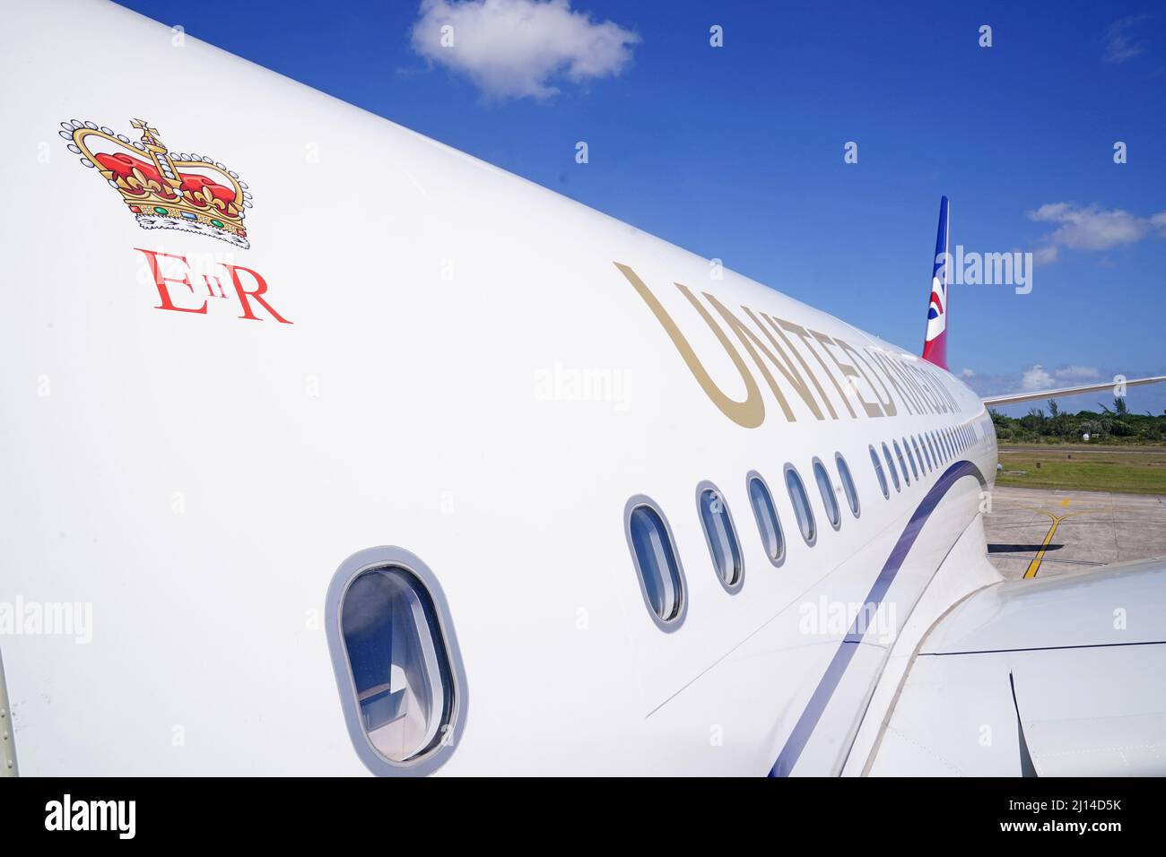 Un avión en el Aeropuerto Internacional Philip S. W Goldson, Belice, antes de la salida del Duque y Duquesa de Cambridge en el cuarto día de su gira por el Caribe en nombre de la Reina para conmemorar su Jubileo Platino. Fecha de la foto: Martes 22 de marzo de 2022. Foto de stock
