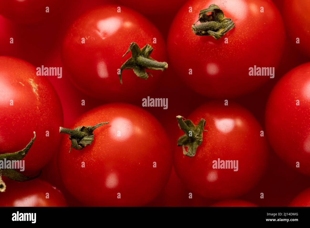 Primer plano de fotograma completo de pila de tomates rojos frescos Foto de stock
