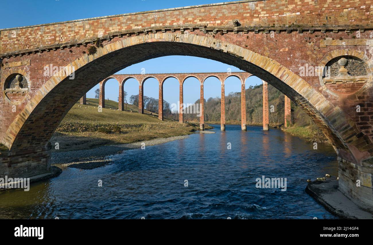 Vista del Viaducto Leaderfoot sobre el río Tweed enmarcado por el Puente Viejo Drygrange. Foto de stock