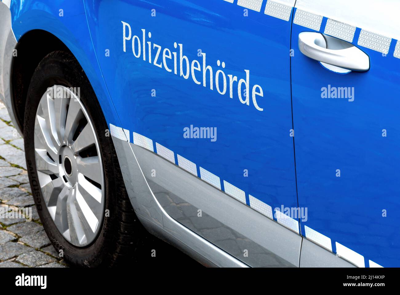 Palabra alemana Polizeibehörde (autoridad policial) en un coche de policía Foto de stock