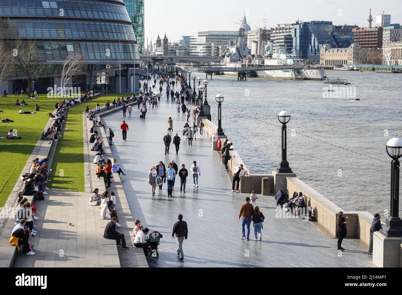 Londres, Reino Unido. 22nd Mar, 2022. Clima en el Reino Unido: Personas que disfrutan de un día soleado en el paseo marítimo Queen's Walk en Londres, Reino Unido Crédito: Marcin Rogozinski/Alamy Live News Foto de stock