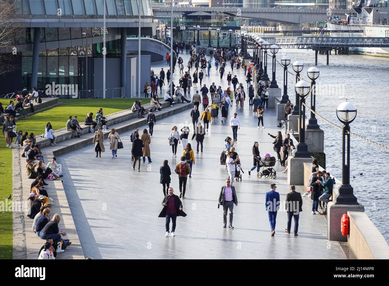 Londres, Reino Unido. 22nd Mar, 2022. Clima en el Reino Unido: Personas que disfrutan de un día soleado en el paseo marítimo Queen's Walk en Londres, Reino Unido Crédito: Marcin Rogozinski/Alamy Live News Foto de stock