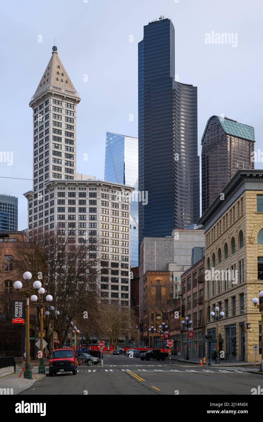 Seattle - 20 de marzo de 2022; vista al norte por la avenida 2nd hacia la torre Columbia y la torre Smith desde el barrio de Pioneer Square en Seattle Foto de stock